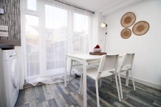 Modern 2-Bedroom Flat in Roath with Parking - 3