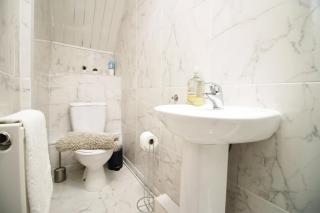 Modern 2-Bedroom Flat in Roath with Parking - 1