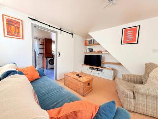 Tranquil 3-Bed Home with Parking & Garden - 0