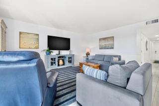 Escape to Beach Oasis! Family Friendly, Updated Beachside Condo with Heated Pool! - Clearwater Beach - 9