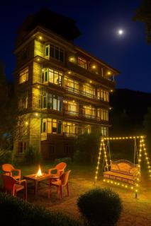 Shree Ram Cottage, Manali - 1,2,3,4 Bedrooms Luxury Cottages & Villa available in Manali - 9