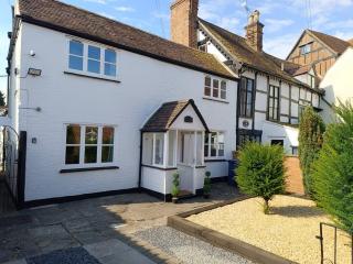 Central Tewkesbury Cottage, Hot Tub, Sleeps 8 - 0