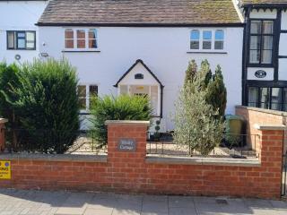 Central Tewkesbury Cottage, Hot Tub, Sleeps 8 - 6
