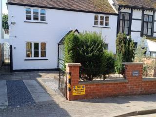 Central Tewkesbury Cottage, Hot Tub, Sleeps 8 - 2