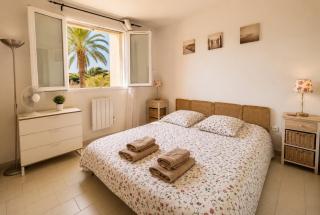 2 bedrooms, 15 min walk to beach, AC, pool & fiber internet in a quiet, private gated domain 5kms to St Tropez - 9
