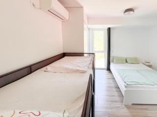 The View - Modern Apartment with Mountain Vistas - 9