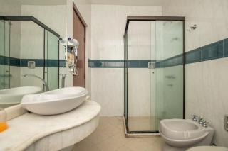 Modern 2BR Apt Pool BBQ & Free Parking - 3