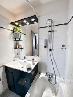 2 bedrooms, 15 min walk to beach, AC, pool & fiber internet in a quiet, private gated domain 5kms to St Tropez - 4