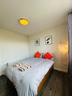 Skyline Suite Stylish Flat with City Views - 6