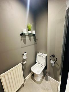 Skyline Suite Stylish Flat with City Views - 2
