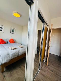 Skyline Suite Stylish Flat with City Views - 5