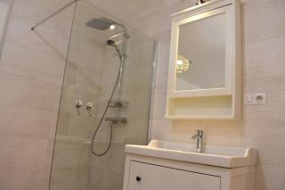 Central home in trendy area - 9