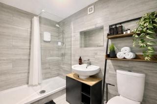 Contractor & Group Stay - 4 Bedroom Home - FreeParking - Smart TV in Each Room - SuperFast WiFi - 2 Fridge Freezers - 1