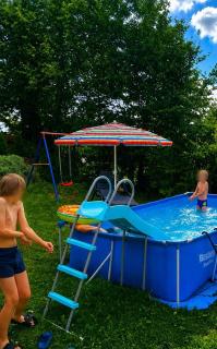 Familien FEWO Spielzimmer Balkon nahe Freizeitpark Plohn DZ eig Bad Küche gratis Kaffee Sitzecke Gemeinschaftspool im Garten Frühstückskorb auf Anfrage - 1