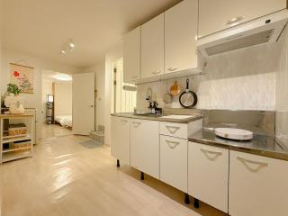 Next to Seongsudong,10 minutes to Konkuk University Station,,7 minutes to Guui Station,Accommodation for 6 people with 3 queen beds,Lotte Worldto - 8