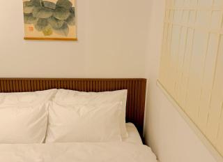 Next to Seongsudong,10 minutes to Konkuk University Station,,7 minutes to Guui Station,Accommodation for 6 people with 3 queen beds,Lotte Worldto - 5