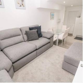 Comfortable Short and Long Stays in Falmouth - Parking and WiFi available - 9