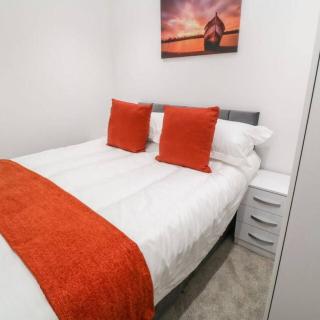Comfortable Short and Long Stays in Falmouth - Parking and WiFi available - 1
