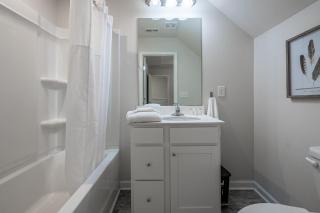 3-Story Pet-Friendly Retreat with Private Suites - Lilburn - 3