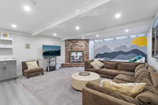 Cozy Basement Apartment with Skylights - 0