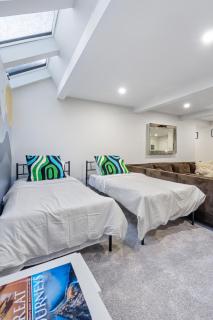 Cozy Basement Apartment with Skylights - 4