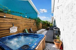 Beach getaway 12min Hot tub Fenced patio & Games - 0