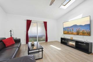 Beach house|Hot Tub, DT 7min, Games & Fenced Patio - 7