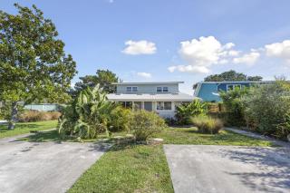 Beach house|Hot Tub, DT 7min, Games & Fenced Patio - 2