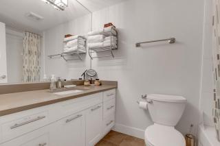 Modern Kitsilano 1 bedroom steps from the Beach - 1