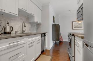 Modern Kitsilano 1 bedroom steps from the Beach - 9