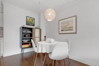 Modern Kitsilano 1 bedroom steps from the Beach - 4
