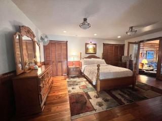 Dans Den - Two bedroom home with outdoor firepit - 7