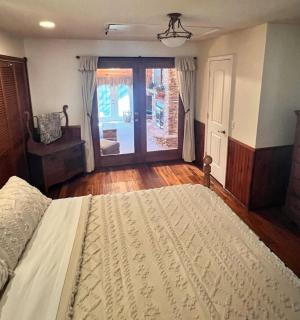 Dans Den - Two bedroom home with outdoor firepit - 1