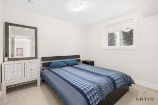 Modern 2BR Suite Near Lonsdale and Mountains - 9