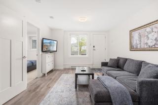 Modern 2BR Suite Near Lonsdale and Mountains - 5