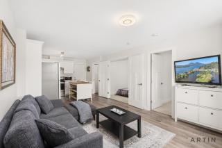 Modern 2BR Suite Near Lonsdale and Mountains - 3