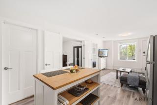 Modern 2BR Suite Near Lonsdale and Mountains - 2