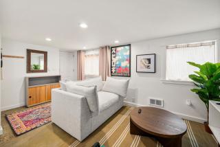 Modern 1BR Basement Suite - Workspace and Laundry - Seattle - 3