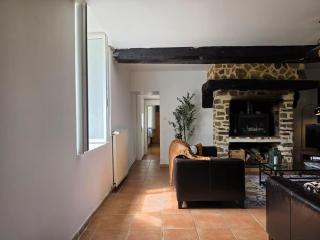 House Sleeps 14 with Parking - 7
