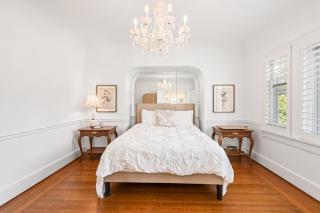 Elegant 5BR Family Retreat - Garage and Backyard - 9
