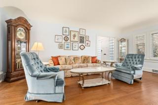 Elegant 5BR Family Retreat - Garage and Backyard - 2