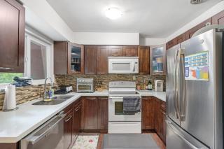 Spacious 3 BR Suite with Private Entry and Laundry - 8