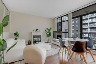 Downtown Van 1BR Stay - Balcony and Workspace - 4