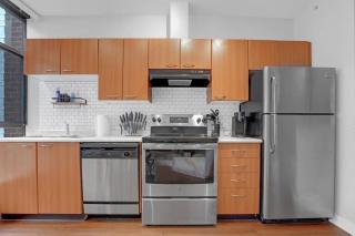 Downtown Van 1BR Stay - Balcony and Workspace - 2