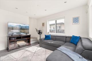 Sleek Coach House with Designer Kitchen - Sleeps 7 - 9