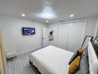 Stylish 2 Bedrooms Apartment by Miami Airport - 3