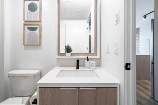 Stylish 1BR Suite near Sherway Gardens Balcony - 6