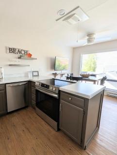 Sunny Beach Retreat Top Floor Lake Views - 4