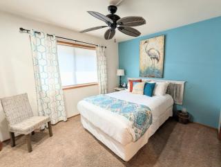 Turquoise Tide Retreat Top Floor Steps to Lake - 4