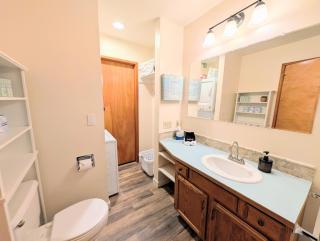 Turquoise Tide Retreat Top Floor Steps to Lake - 5